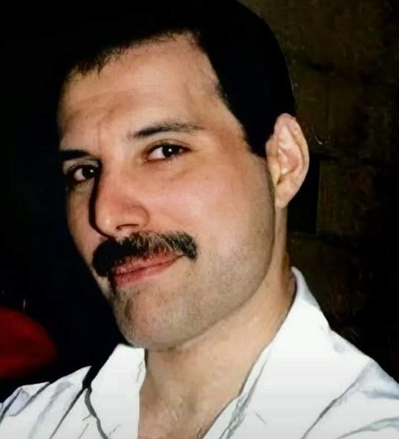 Coleção de selos postais de Freddie Mercury ganha exibição em Londres